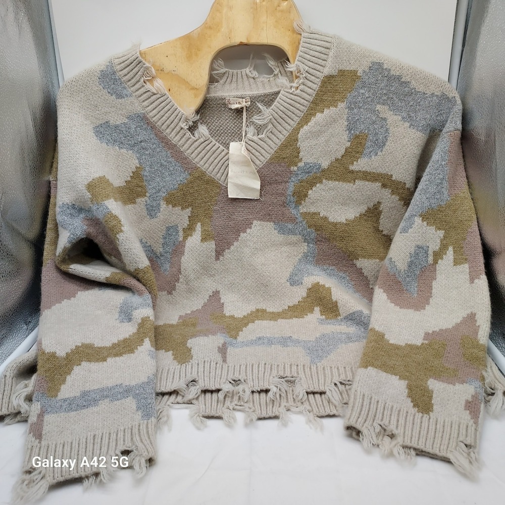 Hem & Thread Camo Distressed V-Neck Knit Sweater Womens Large NWT 31045